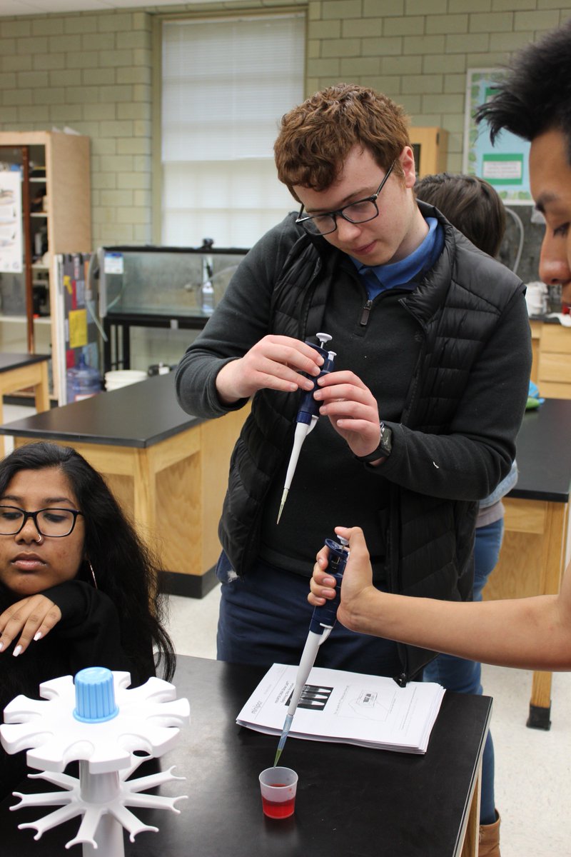 Practice makes perfect with micropipettes! <a href="/HarveySchoolNY/">The Harvey School</a> <a href="/miniPCR/">miniPCR bio</a> #IAmHarvey #HarveyPRIDE #HarveySci