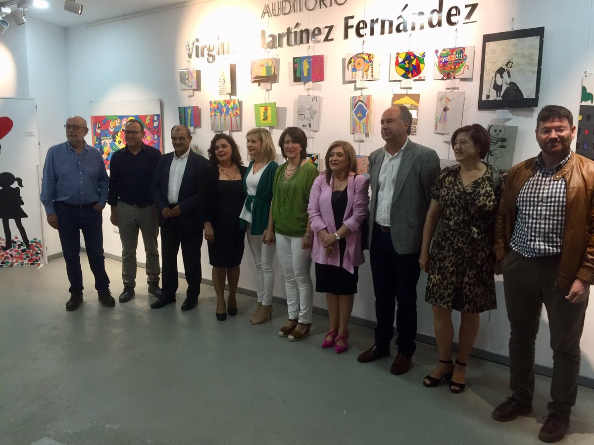 AytMolinaSegura's tweet photo. .@EstherClavero y concejales/as del @AytMolinaSegura con @japedreno presidente de @ucoerm asisten esta tarde en el #MUDEM #MolinadeSegura a la inauguración de la XV exposición de artes plásticas @CCEltaller Grandes trabajos creativos. Enhorabuena https://t.co/OcTqtbCuXM
