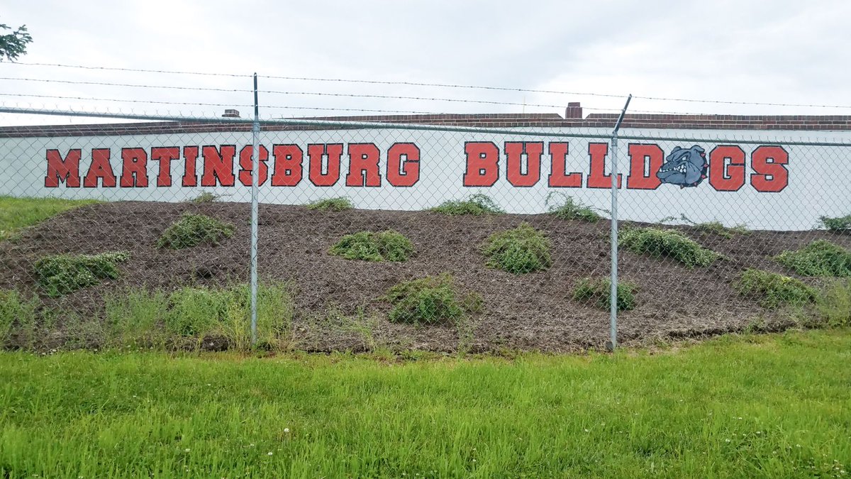 KnightFineArts's tweet photo. We truly have the best students 🤗 Volunteering their time to help beautify the school.🐾 @MHSTrentSherman @EmAre0613 #muralpainting #nobulljustdogs https://t.co/MpU2W3nmpT