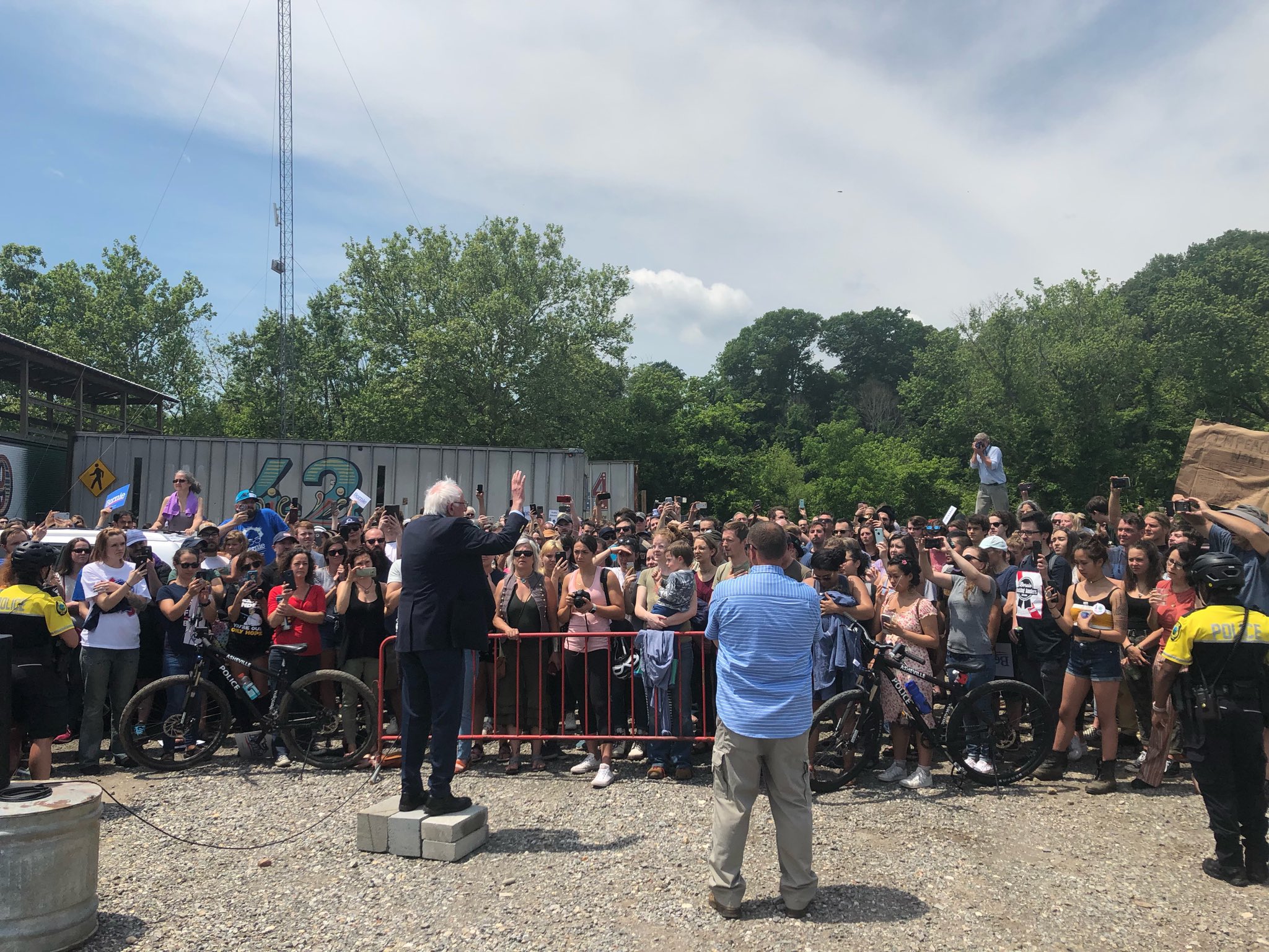 D6yVzYPWsAAmr4A.jpg:large