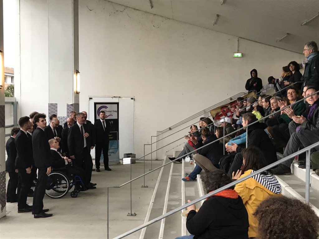 FLvsl's tweet photo. C’est parti à Job.
Le chœur gay est en action! https://t.co/D5gzZdxq5o