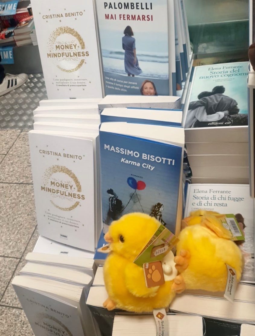#MoneyMindfulness en las librerías de Roma! 🙏🏻💰🧘🏻‍♀️ 
Many many thanks Cristina @ledameartgallery for sending the photo ✨❤️