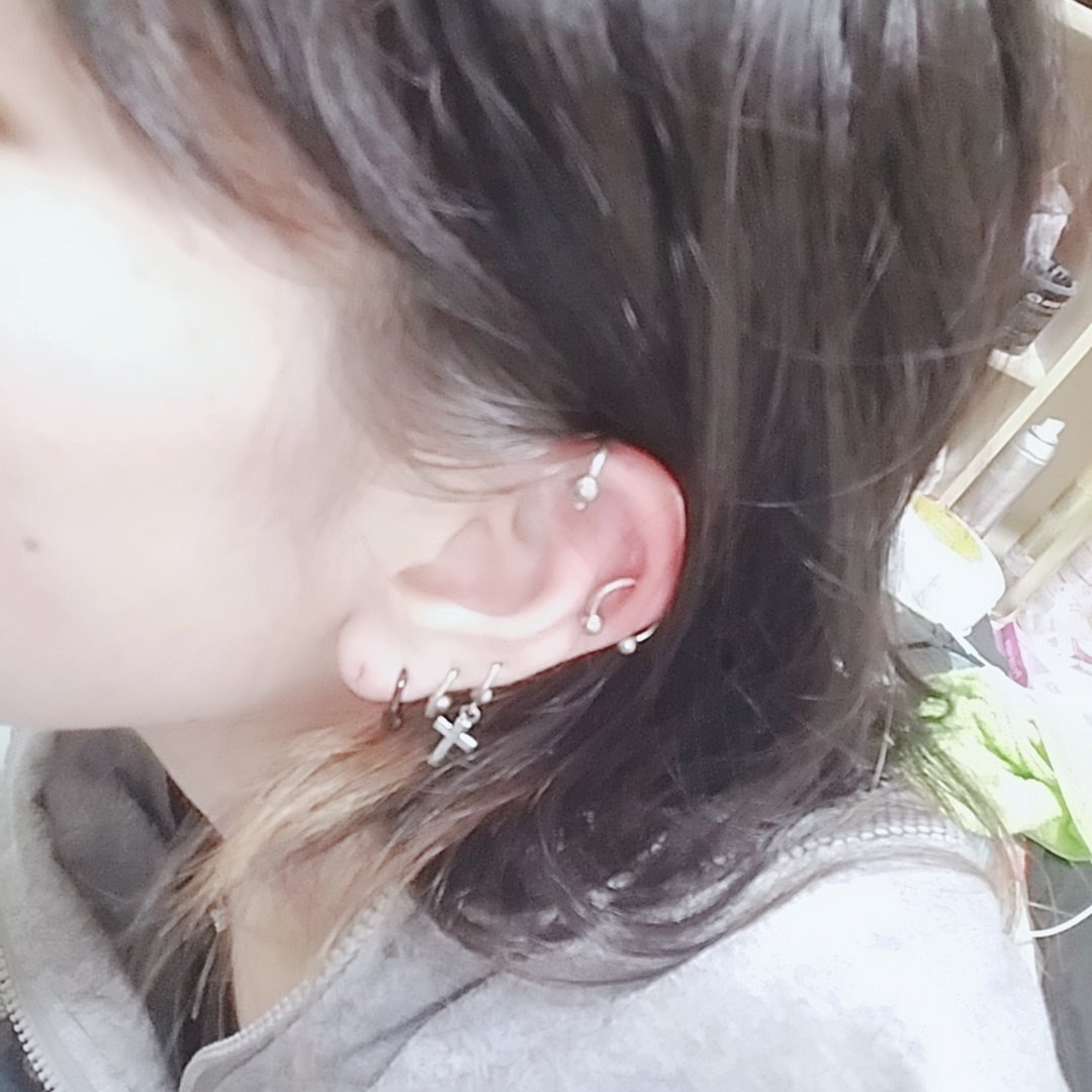 ゅなたろす ヘリックスのgと16gの所を14gに拡張した ボディピアス ピアス好きな人と繋がりたい ヘリックス 拡張 ボディピアス好きな人と繋がりたい