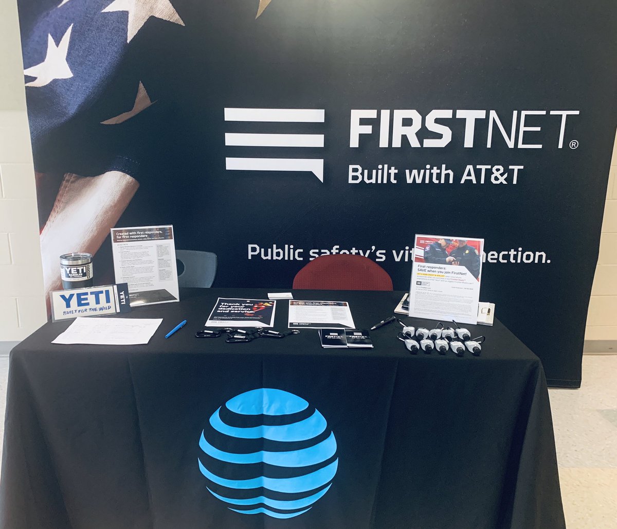 AlisonWaldroff's tweet photo. Hanging out with the Butler County Fire Investigation team! #OhiolovesFirstNet #AviatOHrs #MobileMadness 🚙 ✈️ https://t.co/lt4vfF7uGH
