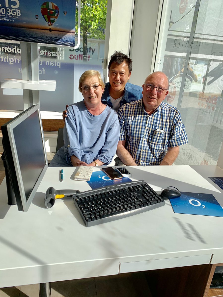 O2GuruJ32's tweet image. Although, my #O2Guru service is free, Liz was very grateful for what I did. Everyone forgets their passwords &amp;amp; I was happy to assist &amp;amp; get your emails up &amp;amp; running again on your new @SamsungUK #GalaxyA50 Thank you so much much for the generous £10 donation to @macmillancancer 👍