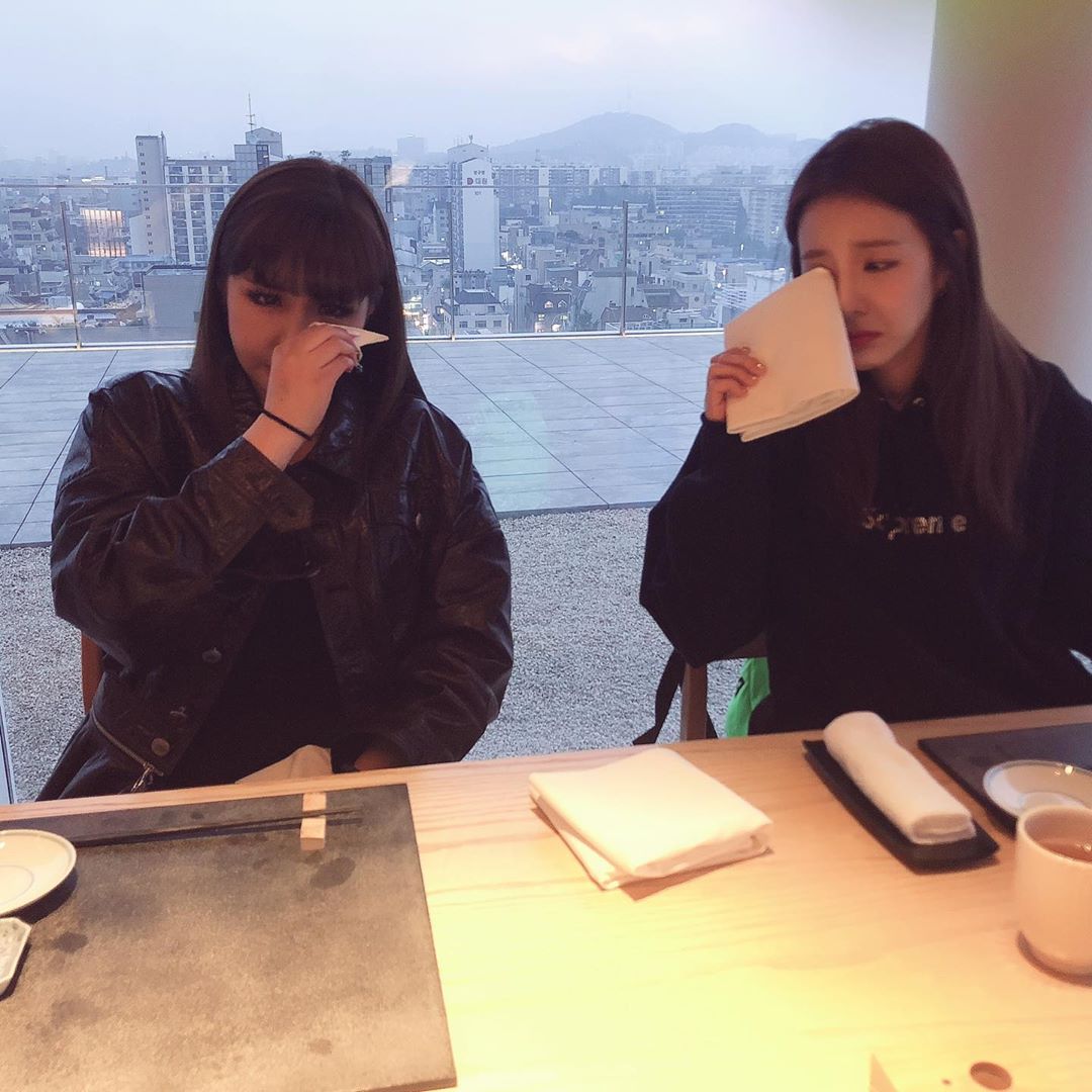 2NE1TURKEYFAM's tweet photo. Üyeler yayına yeni avengers filmine gitmek için sözleştiler.😭 https://t.co/D8JjgsTXNX