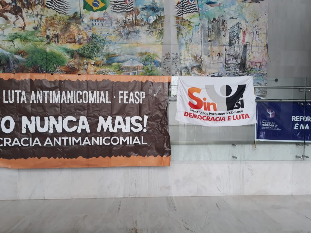 Sin2Psi's tweet photo. O povo está na Assembleia Legislativa de São Paulo marcando posição contra a lógica dos manicômios no país. Encarceramento não é o melhor tratamento para dependentes! #LutaAntimanicomial #FEASP #SinPsi https://t.co/ramqVLVYvS