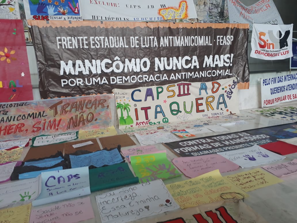 Sin2Psi's tweet photo. O povo está na Assembleia Legislativa de São Paulo marcando posição contra a lógica dos manicômios no país. Encarceramento não é o melhor tratamento para dependentes! #LutaAntimanicomial #FEASP #SinPsi https://t.co/ramqVLVYvS