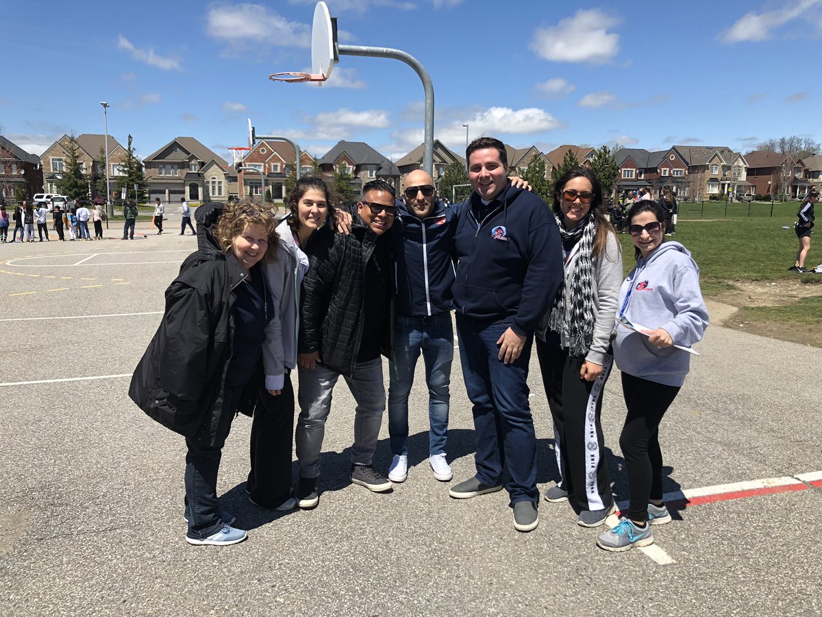 FFMfit's tweet photo. The sun ☀️ has come out to shine on our #PYPChallenge @FFMcGinnCES and we couldn’t be happier. Student leadership and active play is in abundance on this glorious day 💪🏼✨👍🏽💖👏🏽 https://t.co/k07l1Rf6tG