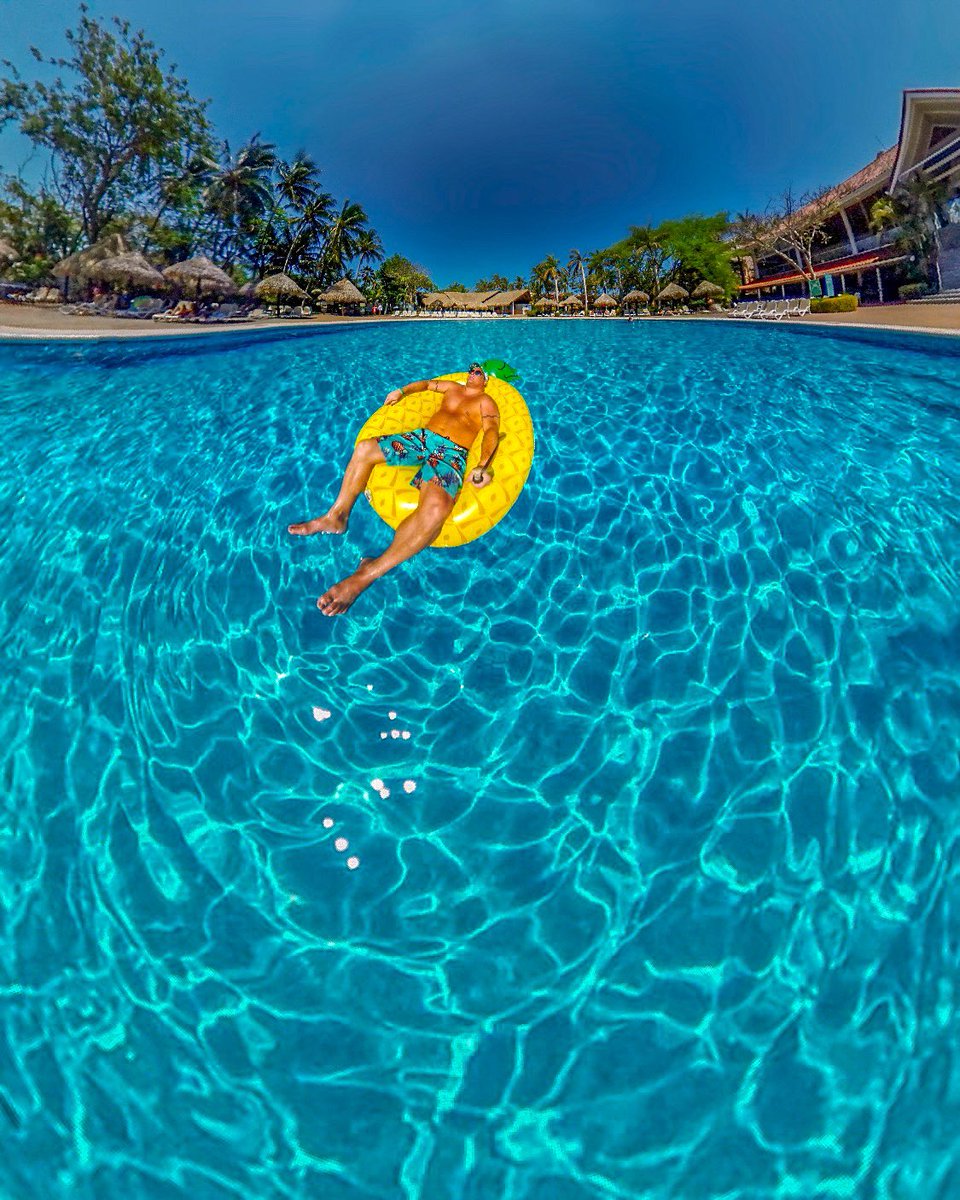 In a world full of apples 🍎 be a pineapple 🍍 

@cheapcaribbean #beach4everybreak @bigmouthinc_ #poolfloat #occidentaltamarindo #occidentalmoments #barcelostories  @Visit_CostaRica #tamarindo #playalangosta