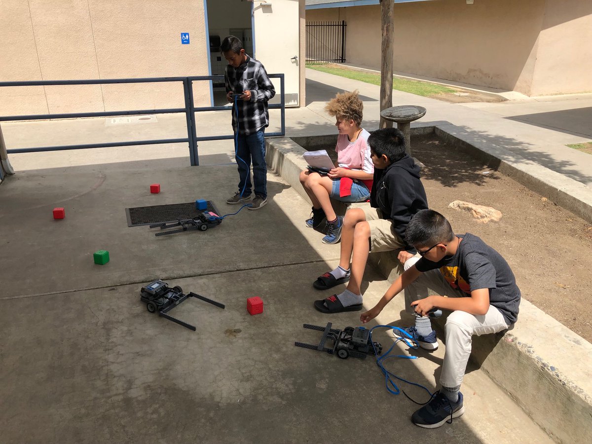 DavidShimer1's tweet photo. A little PLTW action going on in the halls of Burton Elementary. Couldn’t help but stop and find out what the students from Mr. Zamora’s class were up to. Good stuff! https://t.co/2u7aRD6BLb