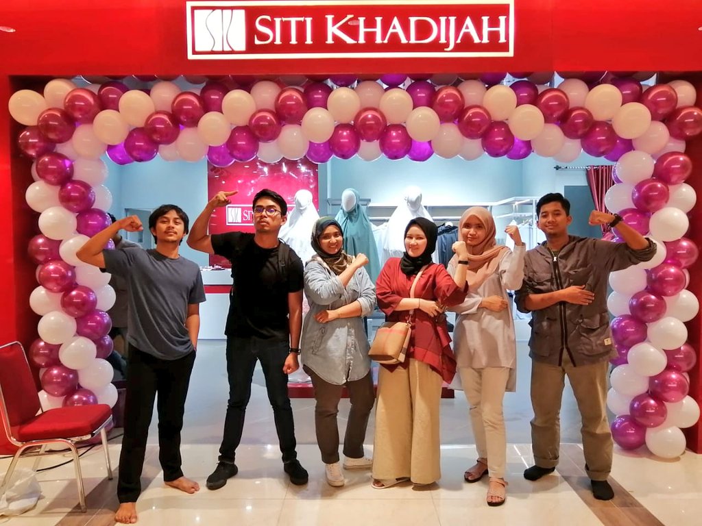Sharmsoul's tweet photo. Tetap semangat walau dah pukul 1pagi. Jom sahur ๐
#ADayInTheLifeOfAPublicist
#BridgeBroadlyPR
#SitiKhadijahID
#GOSKAMall #Pekanbaru https://t.co/fYlmpdF3Zb