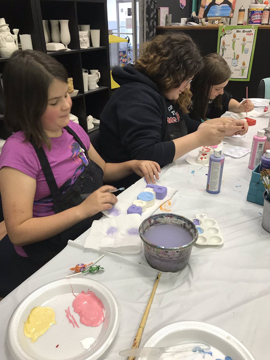 reederb12's tweet photo. SWMS paints Peace for Exploratory at Simply Ceramics. @SWMSAlbertLea #SouthwestROCKS https://t.co/izxJJE8ol7