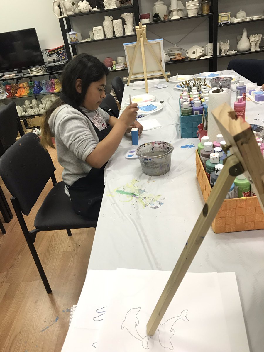 reederb12's tweet photo. SWMS paints Peace for Exploratory at Simply Ceramics. @SWMSAlbertLea #SouthwestROCKS https://t.co/izxJJE8ol7