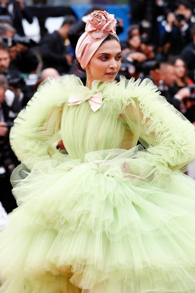DeepikaFCP's tweet photo. WOAH SHE'S REDEFINING IT ALL IN COLOR OF THE SEASON 💚👑💚

#DeepikaAtCannes #cannes2019 https://t.co/wReZ9BJsEU