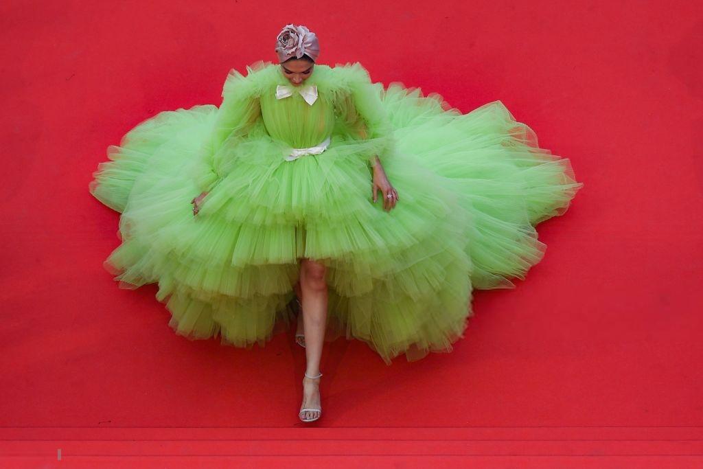 DeepikaFCP's tweet photo. WOAH SHE'S REDEFINING IT ALL IN COLOR OF THE SEASON 💚👑💚

#DeepikaAtCannes #cannes2019 https://t.co/wReZ9BJsEU