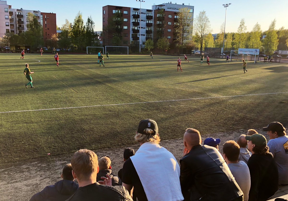 Aurinko paistaa, makkarat tirisee ja katsomo täynnä jalkapallofaneja 👌
Kolmonen | Valtti - JoKi 2-2