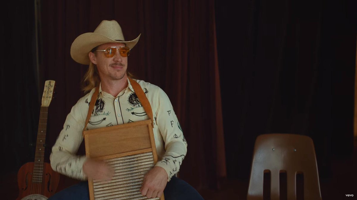 LMAO Diplo is a goof in the Old Town Road videopic.twitter.com/zXVE3trZ58.