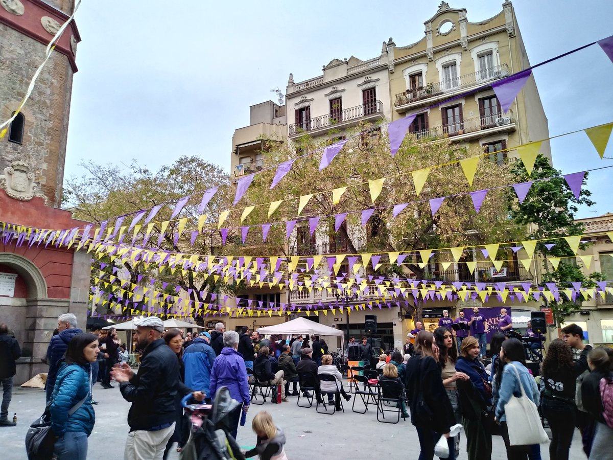 ateluaps's tweet photo. Es nota que s'apropa s'estiuet: Festa Major (de primavera) i havaneres. Reivindiquem l'espai públic per a les veïnes, no pel negoci d'algunes. @MPGgracia  #FMPrimavera https://t.co/EVoIRQMMhz