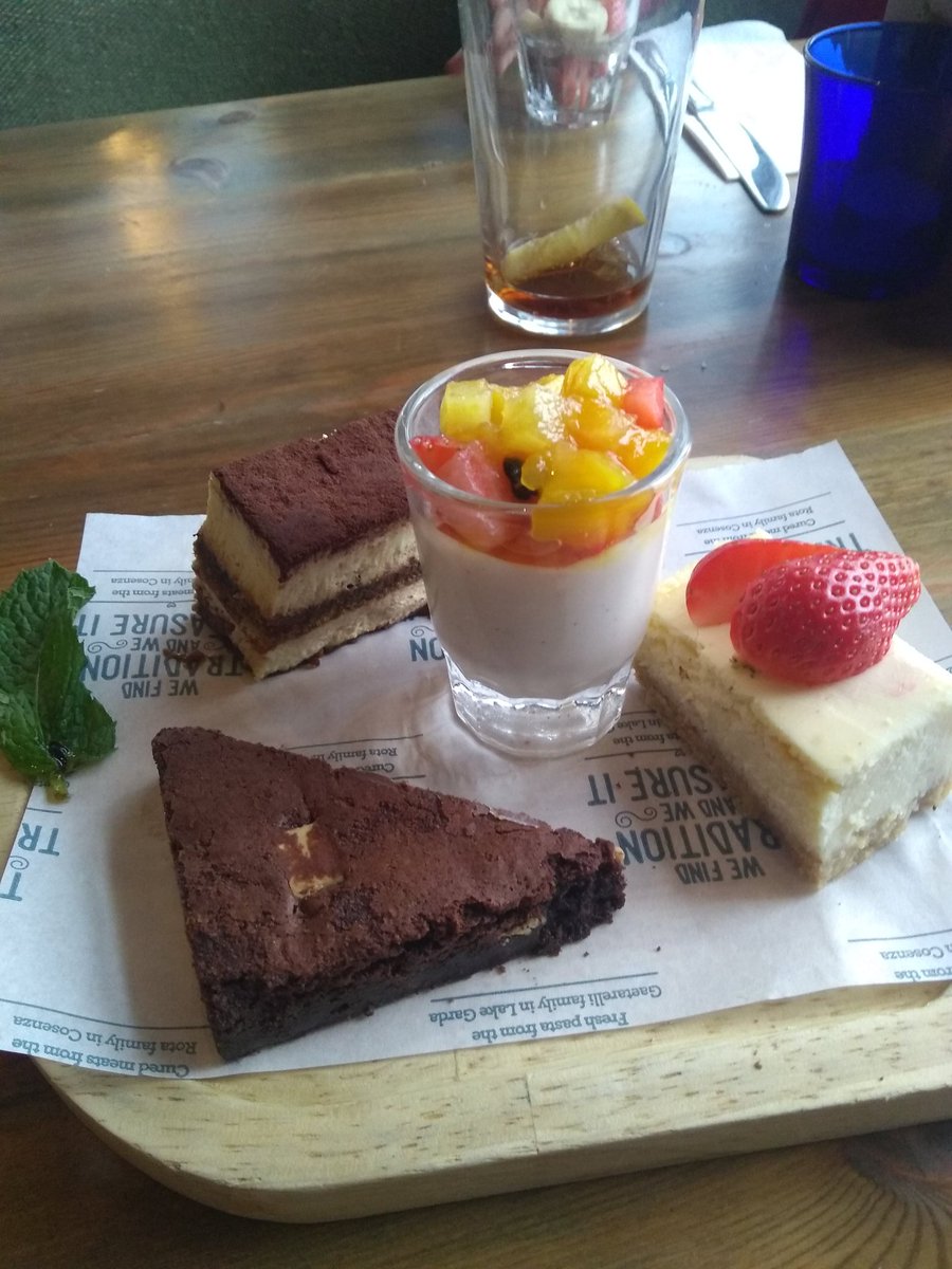 Waylander73's tweet image. Why have 1 when you can have 4 desserts! #carbloading, #roughrunner