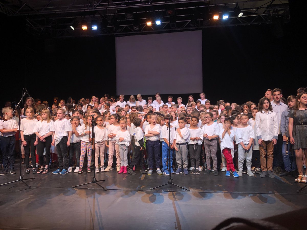 var_les's tweet photo. @dareic_nice @AcademieNice @ErasmusplusFR @eTwinningFrance #Erasmusic #chorale européenne : Spectacle de clôture avec les partenaires tchèques, espagnols, finlandais, néerlandais pour la talentueuse équipe de Fort Rouge TOULON d’1magnifique projet https://t.co/UeFIZ78I4E
