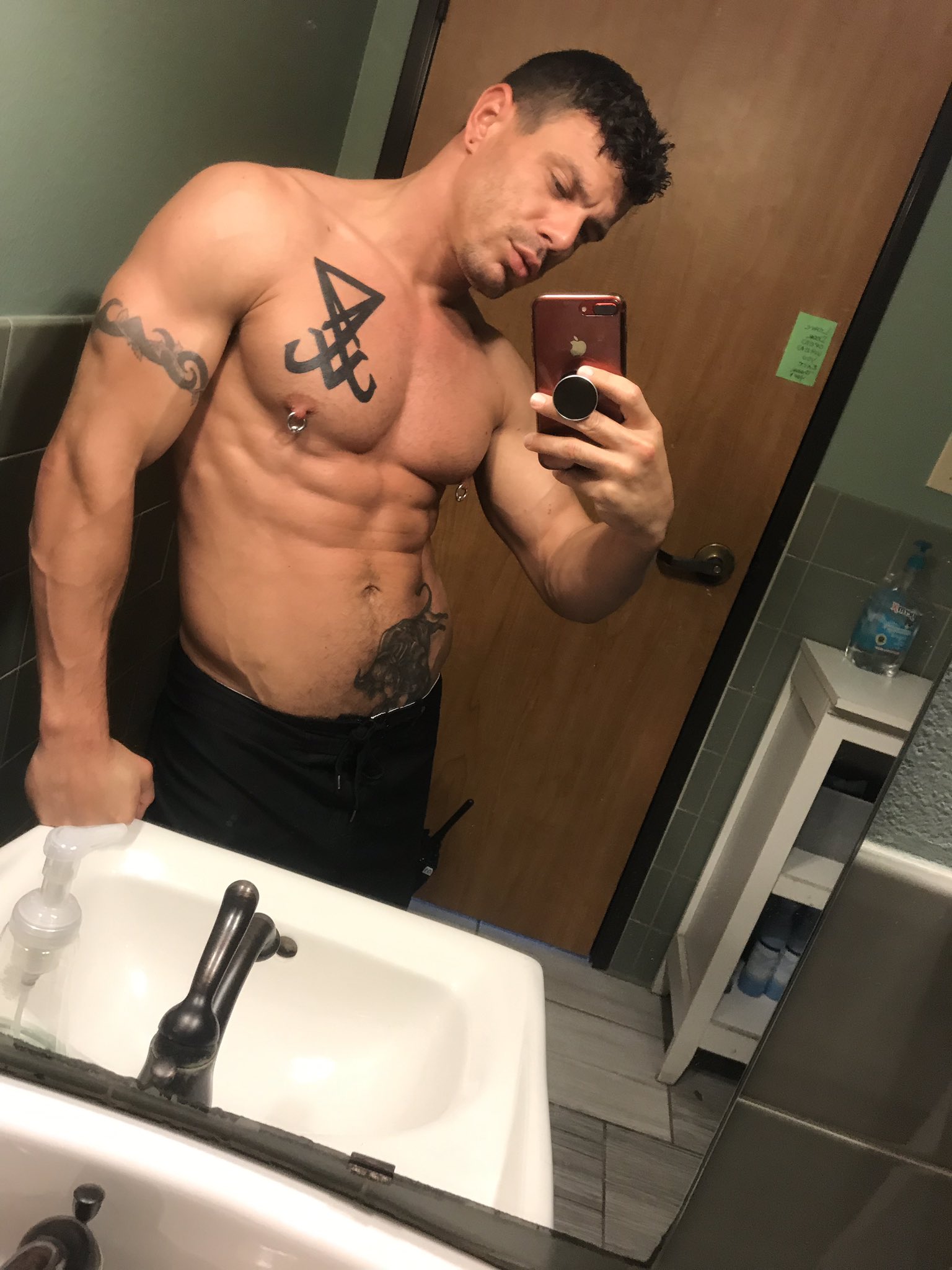 3 pic. Looking good https://t.co/Oc0lCHmdlV