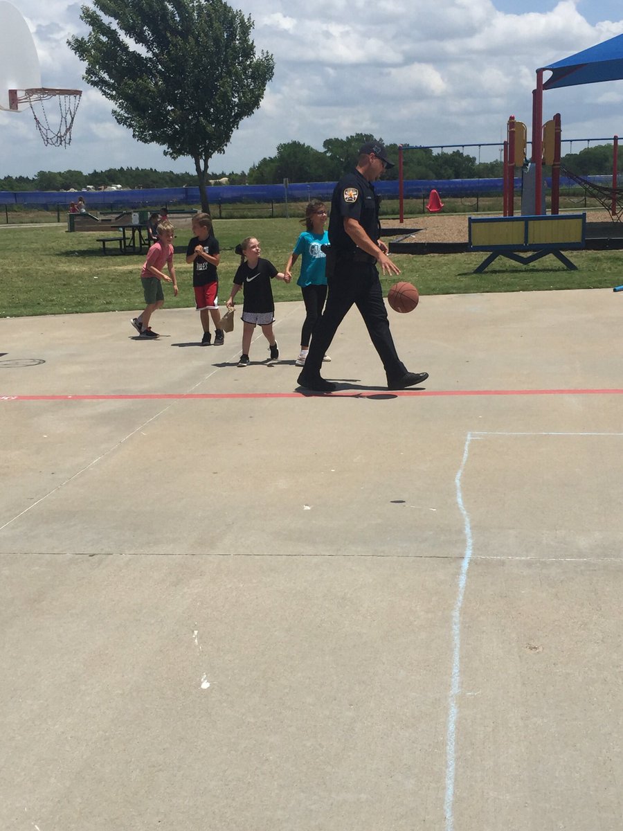 ksandlin07's tweet photo. @MidlothianISD @LMiller_Elem #fieldday #MISDproud #OfficerBrownRocks https://t.co/cbayXeXYgo