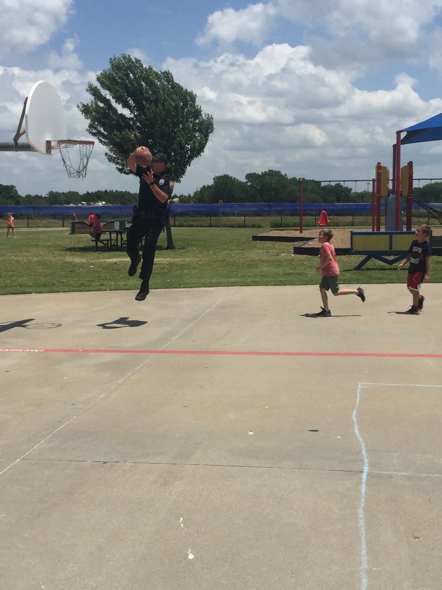 ksandlin07's tweet photo. @MidlothianISD @LMiller_Elem #fieldday #MISDproud #OfficerBrownRocks https://t.co/cbayXeXYgo