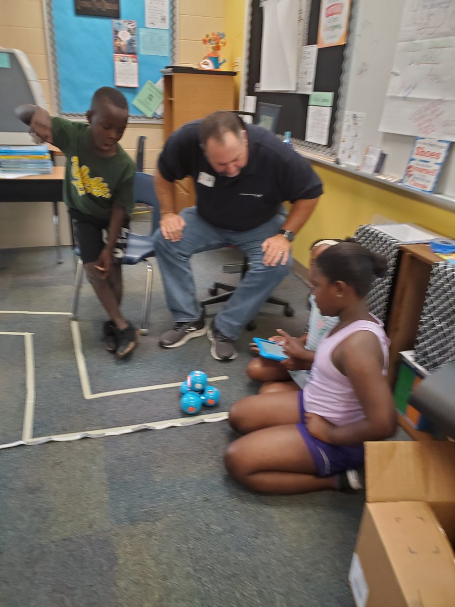 ePathwaysSCPS's tweet photo. A big thank you to @LockheedMartin representative for visiting @midwayscps and spending time mentoring our students in technology careers. #SCPSInfo #FutureReady https://t.co/7bdimlTL40