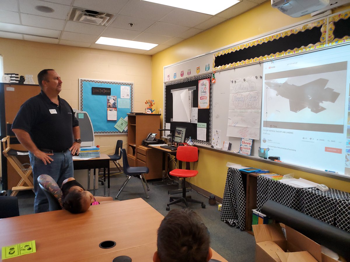ePathwaysSCPS's tweet photo. A big thank you to @LockheedMartin representative for visiting @midwayscps and spending time mentoring our students in technology careers. #SCPSInfo #FutureReady https://t.co/7bdimlTL40