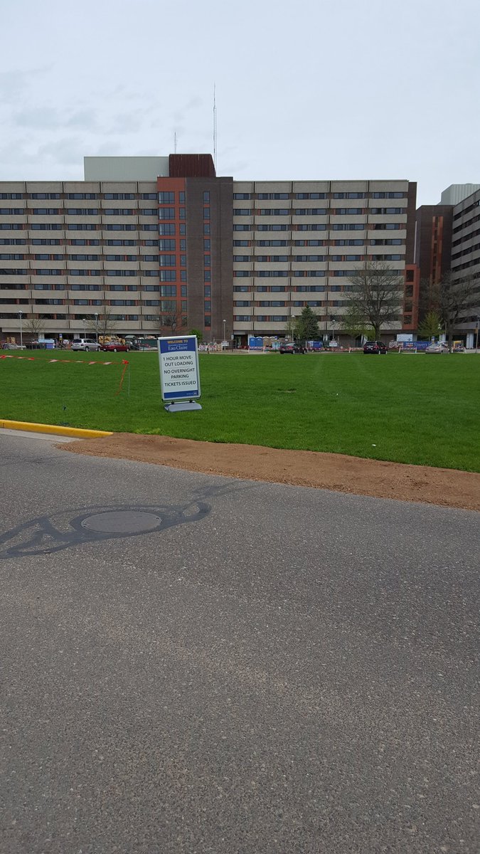 UWEC_POLICE's tweet photo. Additional one hour parking has been created on upper and lower campus. These areas are for loading only and will be marked with signs. 602 #MoveOutTips #parking #endofsemester https://t.co/2ufmvjNByY