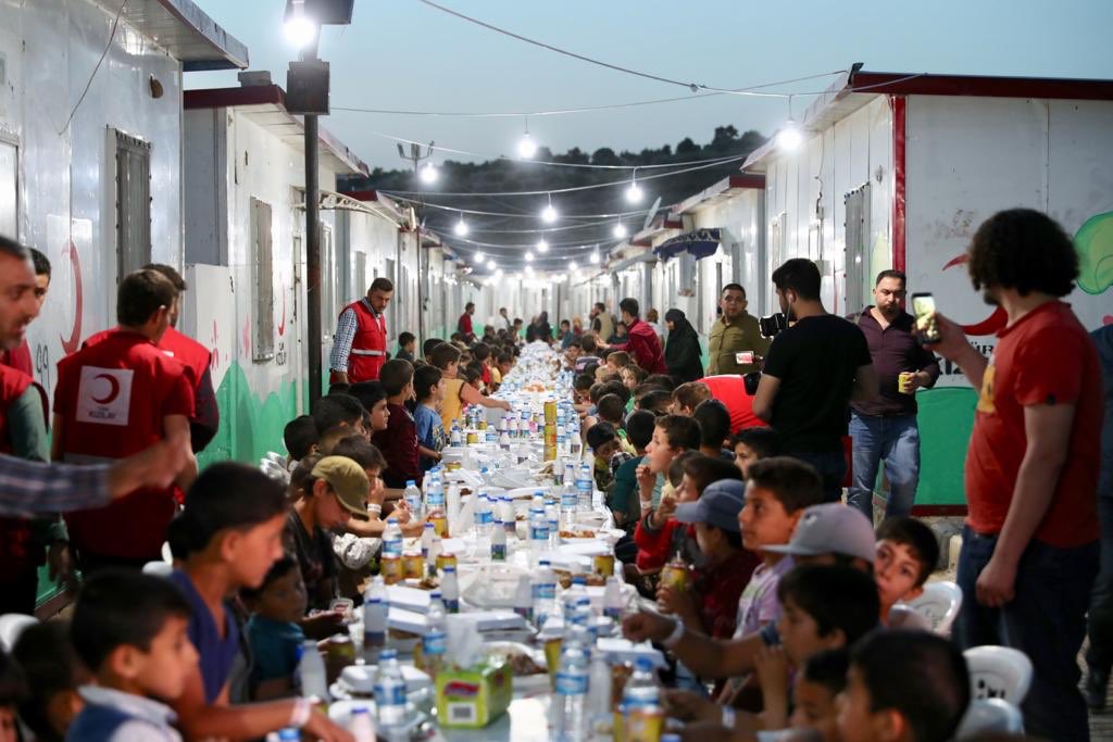 drkerem's tweet photo. Bugün İdlibde yetimlerimizle iftar yaptık. Bu sofraları kurdunuz ya:
#HilalOlsunTürkiye 🇹🇷❤️
Destekleriniz için;
#RAMAZAN2868sms https://t.co/obG5qNXLWL