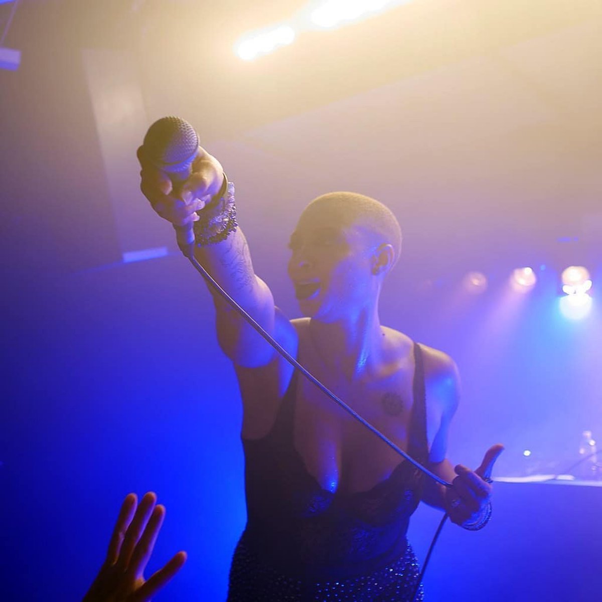 InnerCityDet's tweet photo. ⚡️🔥Our vocalist @SteffChris, in full swing here. Her powerful vocals have been giving goosebumps to everyone at our shows in Europe during our #Goodlifetour
.
.
#Repost @bendegmusic 
more pixx: https://t.co/QFEAUUNcRX https://t.co/zsJhxsD53p