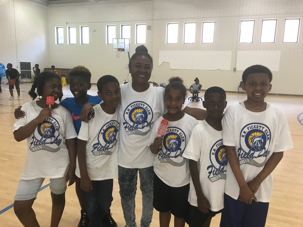 DRice_PE's tweet image. Love Field Day at Fickett. Great T-shirts too!#TandLworks @FickettES @TommyUsherAPS