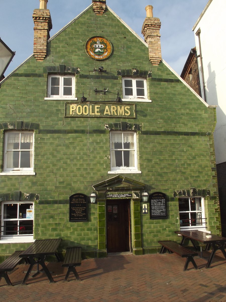 Joseamey's tweet photo. #FabulousFaience4Friday It's green! It's a pub! It's in Poole! It's the Poole Arms! #Poole #Dorset #Tiles #TileLady https://t.co/iFoUzSkjkJ