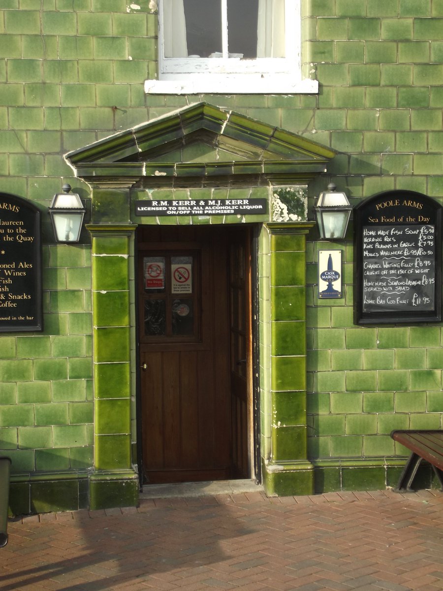 Joseamey's tweet photo. #FabulousFaience4Friday It's green! It's a pub! It's in Poole! It's the Poole Arms! #Poole #Dorset #Tiles #TileLady https://t.co/iFoUzSkjkJ