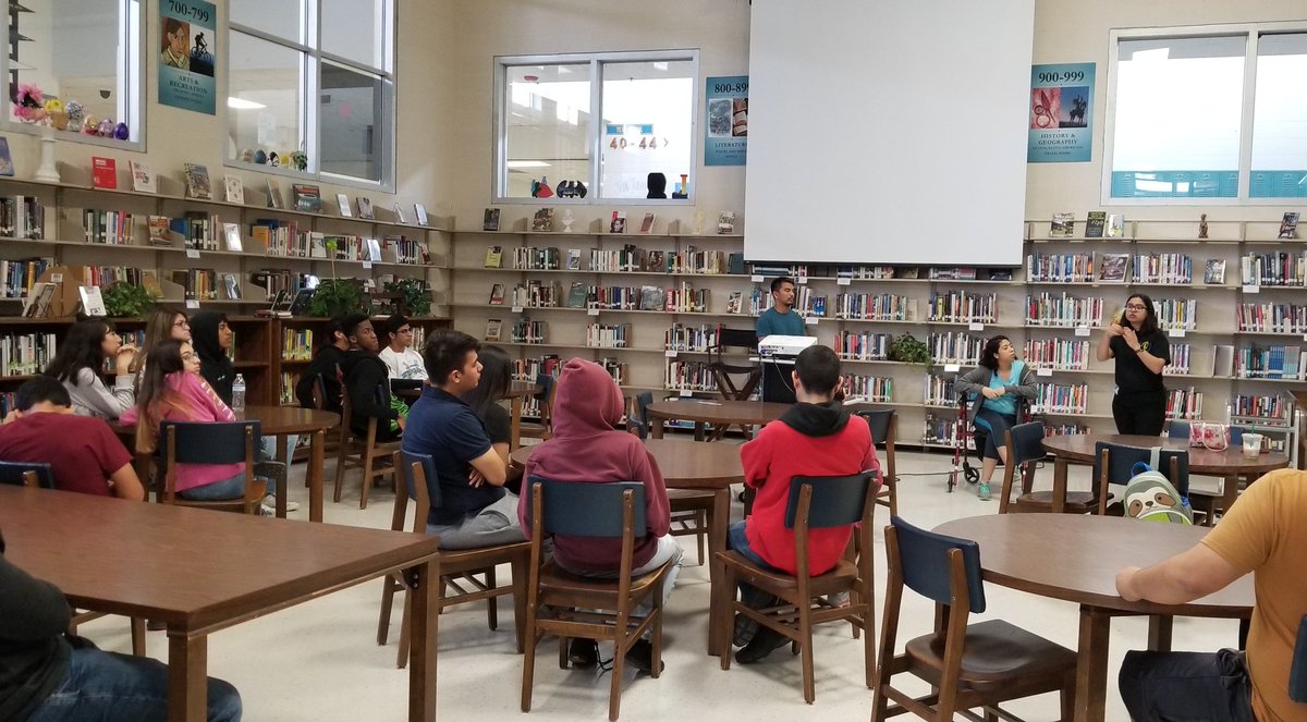 Deafmustangs's tweet photo. Gallaudet University students Rett Jala, Jazleen Garcia, and Nayeli Salinas presented to our students today 👨🏻‍🎓👩🏻‍🎓 #LifeAfterHighSchool #MemorialRSDAlumni🐎🤟 https://t.co/rSOWEA4uOl