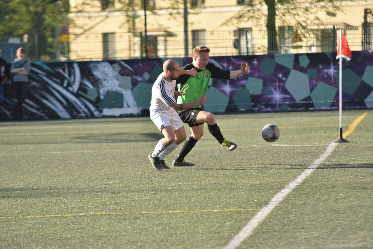 SAPAedustus's tweet photo. Kurvin Vauhti siis vei Bragun derbyn nimiinsä selvin 3-0 luvuin. Ottelua seurasi ympäri kenttää peräti yli sata katsojaa.
#sapa #futis #nelonen #kolmonen #helsinki https://t.co/YLZQgWflqQ