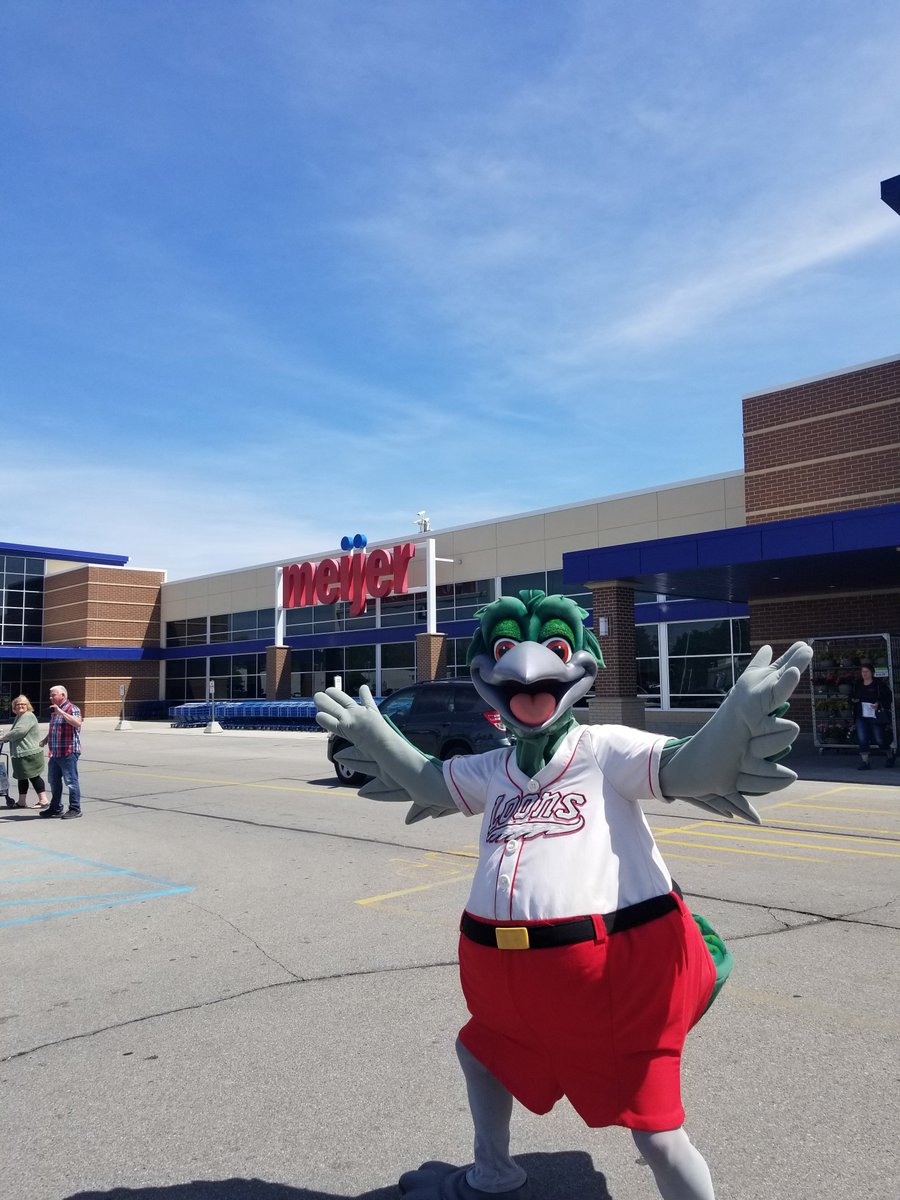 LouELoon's tweet image. Just stopped in @Meijer to stock up on the weekend essentials - nachos, hot dogs, 47 pool noodles. I’ll be back on June 1st from 11:30 to 12:30 if anybody needs help with their shopping list! #nestlevelfun