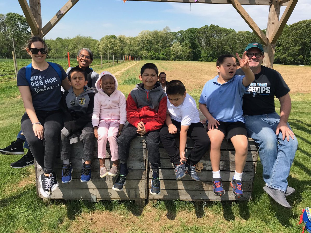 KristinaMarrone's tweet photo. Strawberry picking, meeting the queen bee, and fun with friends. Spring trips are the best trips! #communityexperiences #futurefarmers @Asbury_ParkSD @Jackson__Lauren @PerryPJM @CynthiaArdi5 https://t.co/uczbew8tcT