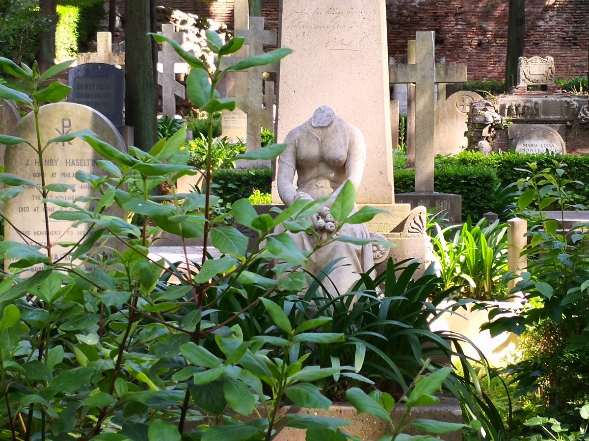 Qui la vita e la morte si dan mano
come sorelle...
                      Tutto ciò che è,
è un poco ciò che fu, un poco ciò
che sarà...

#RomeisUs #piramide  #cimiteroacattolico #comeunaturista