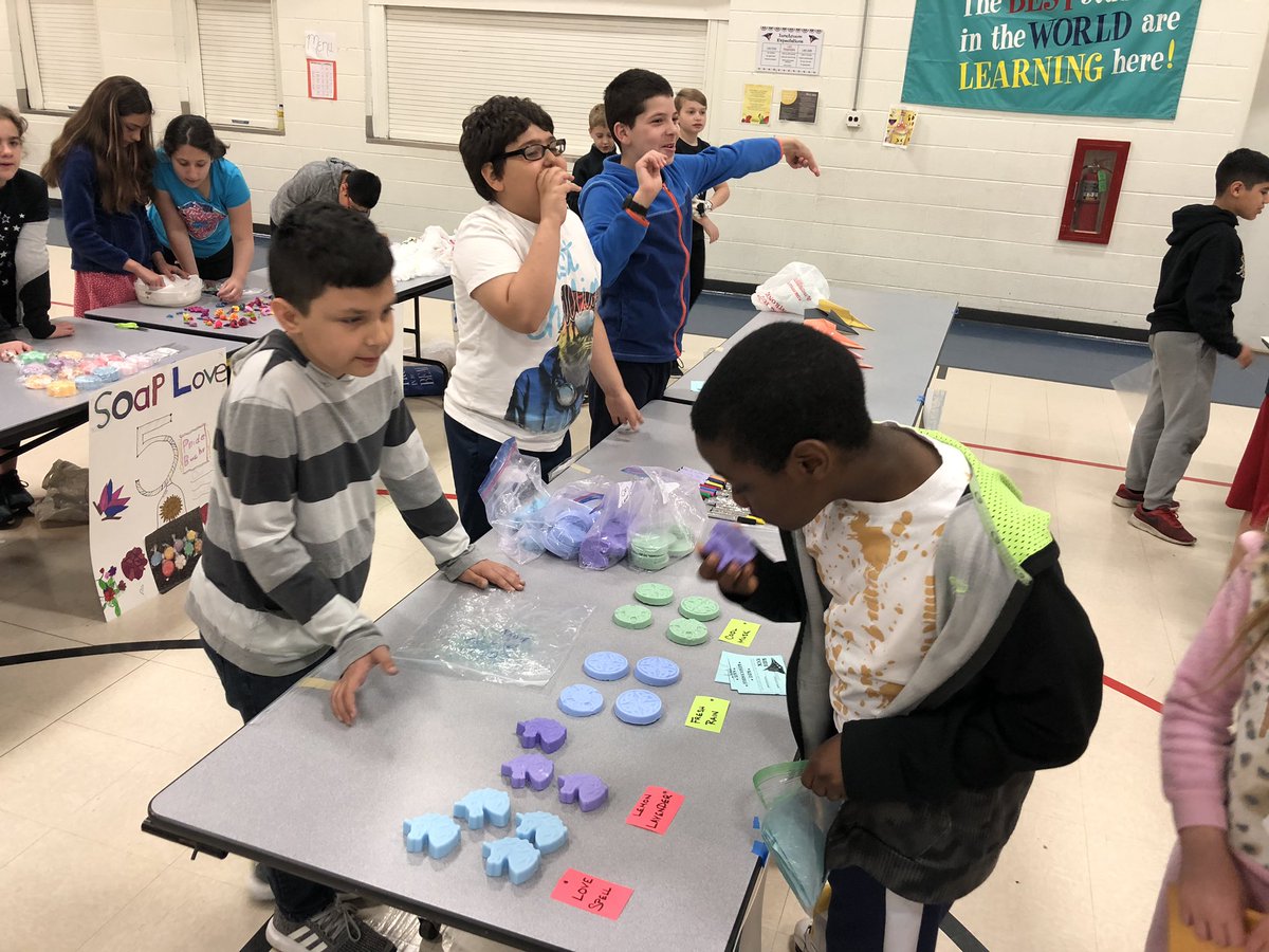 Lyons_Liberty's tweet photo. The Liberty Maker Faire was a huge success! @MrsDayLib thanks for organizing this awesome event! #OSD135 #LibertyPride135 https://t.co/gpVQLszXt8