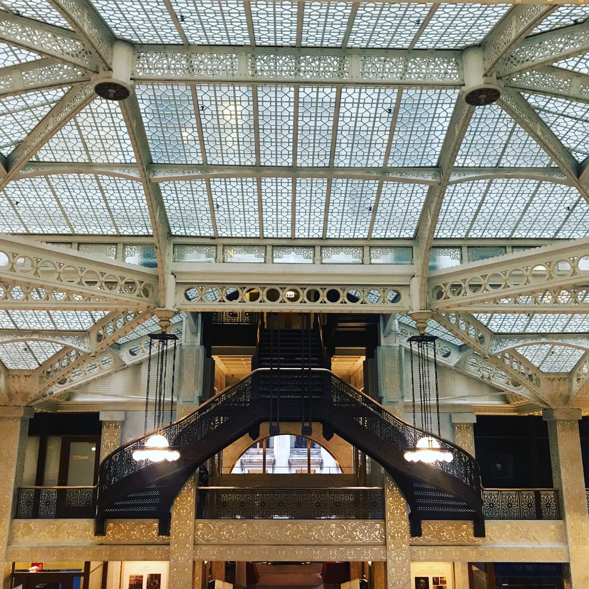 thebeatpusha's tweet image. In the midst of anxiety and trials there’s always art! Views from tonight’s gig with @bqfunk and @doug.ferdinand #frankloydwright #architecture #design #jazz #funk #thebeatpusha #chicago #downtownchicago