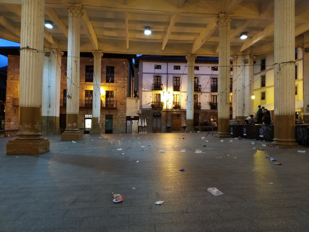 adurezenarro's tweet photo. Ordiziako Plaza nola uzten dugun ikusita argi dago ez garela ondo ari, eta ez du balio ardura haurrei eskatzea soilik. Herria inoiz baino zikinago, nahiz eta biharamunean garbi ikusi, ez da garbiena gehien garbitzen duena, gutxien zikintzen duena baizik! #ordizia #zikin #ardura https://t.co/bToA4RabbG