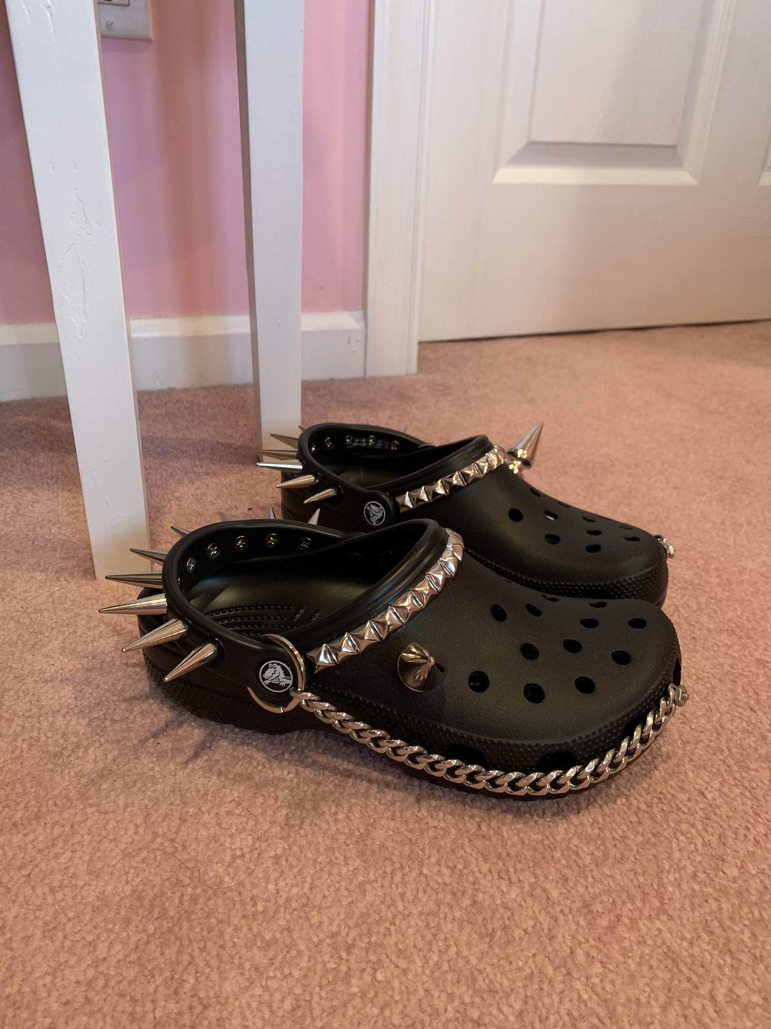 GOTH CROCS 