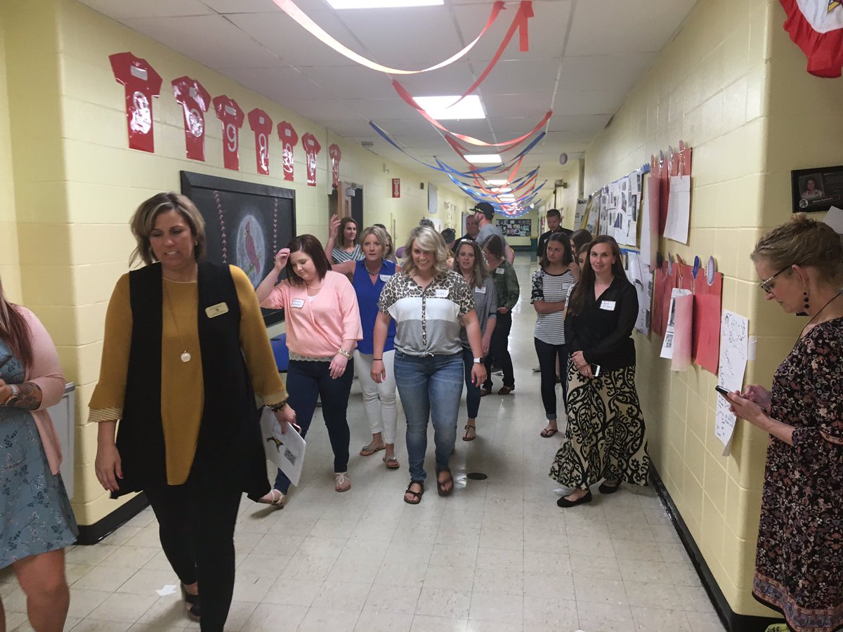 slwilliams18's tweet photo. New Teacher Tour 2019
#KnightsR7 https://t.co/fDAsYTt37l