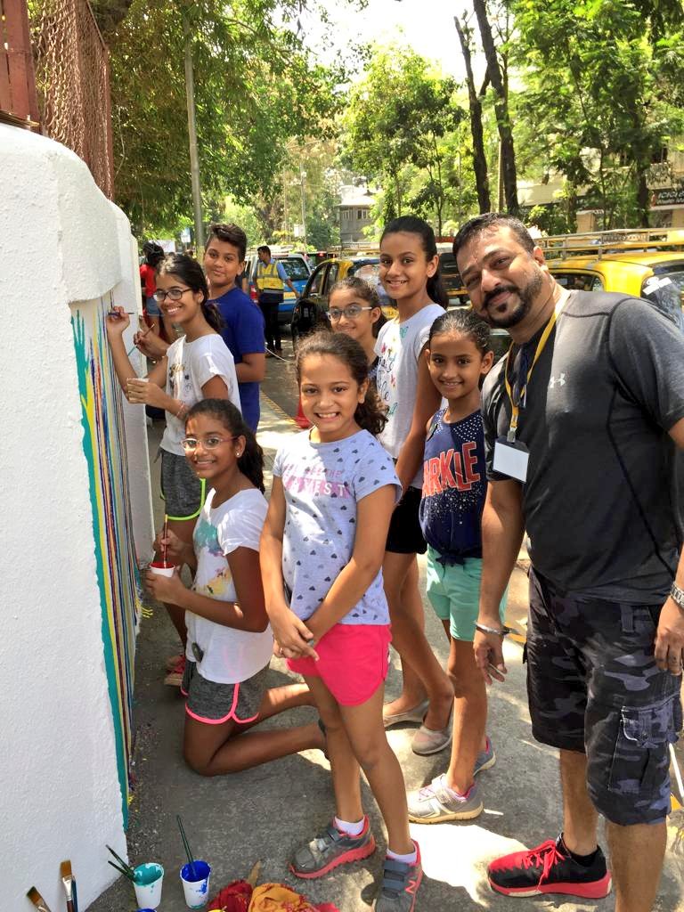 CommunityBandra's tweet photo. #Day2 of #hoopart on the #Bandra #MehboobStudioWall. Come leave your mark for #humanity. We welcome everyone to participate and become a part of #BandraHistory. #humanitywithheart #spectrumofdiversity #happinessforever #togetherforhumanity #artofinclusion #heartsofkindness https://t.co/kJanYeMZC8