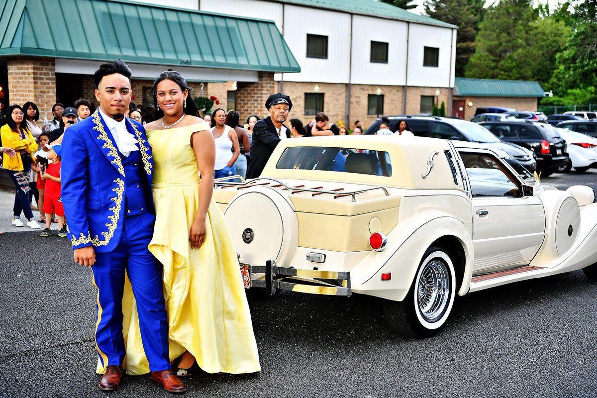 DispatchDawn's tweet photo. #PHOTOS-->https://t.co/VpvcOVJVw4 #YorkTech #Spartans arrive in style at #WisehavenEventCenter for #Prom2019 #prom2k19 #Prom @YorkDispatch https://t.co/zOyS50qVK4