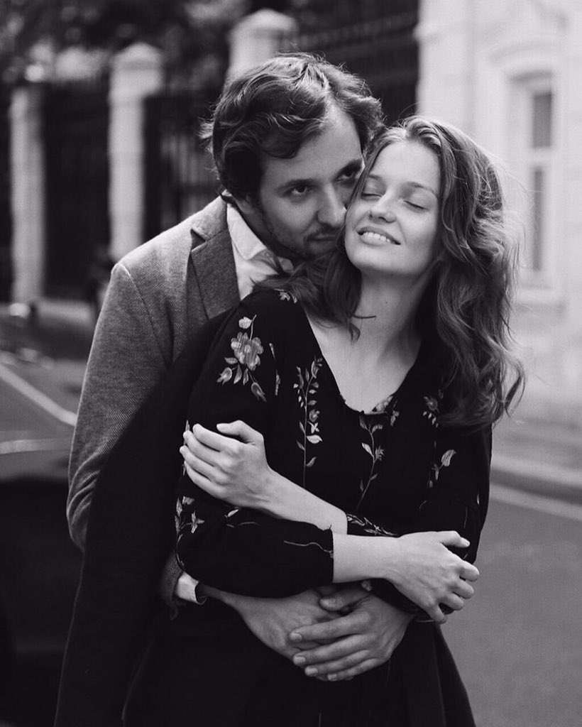 أبتسمي: 
فأنتِ تستحقين من يرّش 
السُكّر في سمائك..
ويهديكِ مع الورد حلوى
ويضع لكِ عُلبة تحتوي داخلها
 ضحكه ودعوه ..

،،
#احمد الانيق