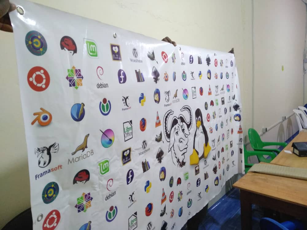 john_prof's tweet image. Dans quelques heures au fablab @ayiyikoh #LinuxPresentationDay  @Montpellibre @Emmabuntus